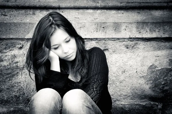 Adolescente regardant réfléchi sur les problèmes — Photo