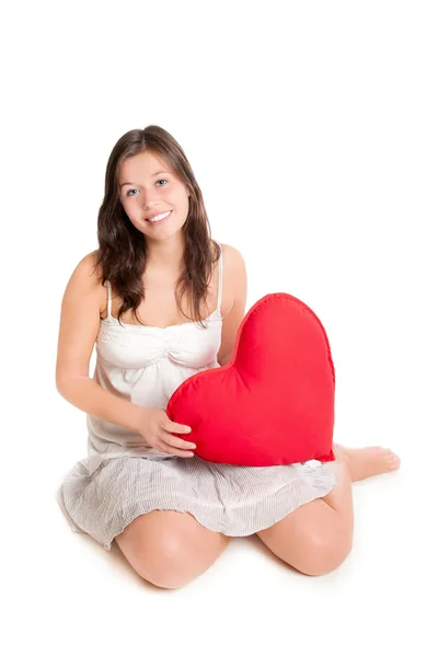 Menina adolescente bonito segurando coração vermelho — Fotografia de Stock