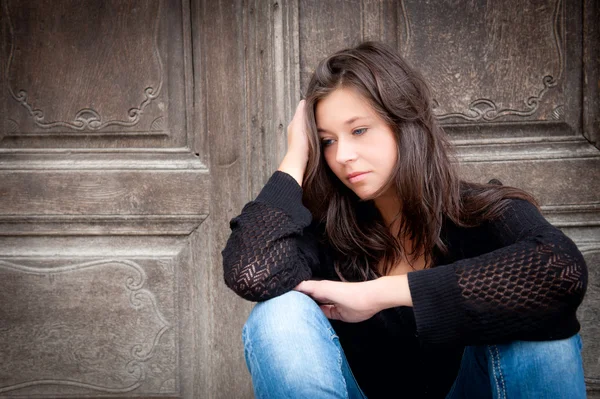 Tiener meisje op zoek nadenkende over problemen — Stockfoto