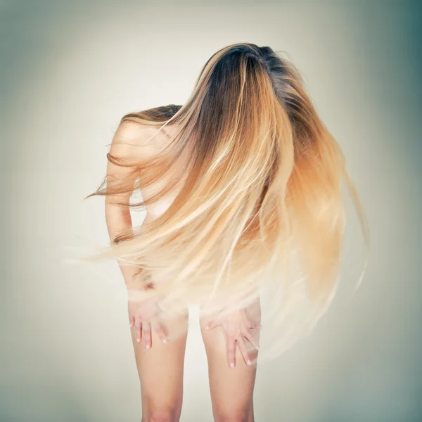 Голая женщина с длинными светлыми волосами — стоковое фото