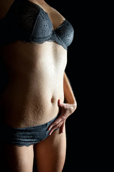 Мокрое тело сексуальной молодой женщины в красивом нижнем белье — стоковое фото