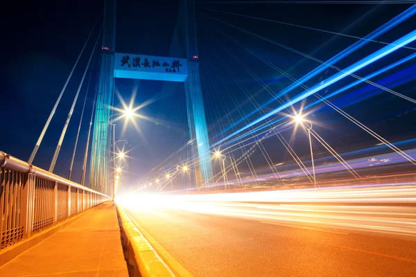 Tráfego noturno na ponte da estrada — Fotografia de Stock