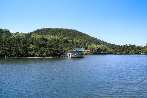 Tranquil lake and pavilion — Stock Photo, Image