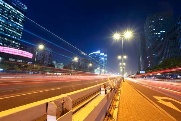 Licht paden op megacity straat — Stockfoto