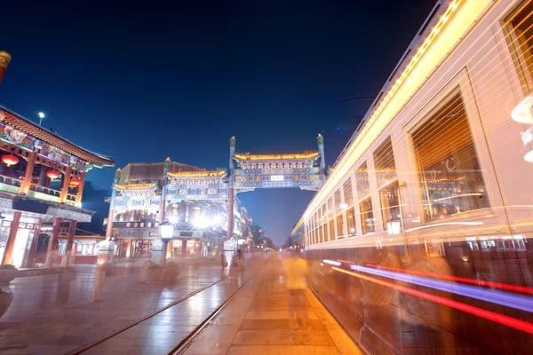 Oude commerciële straat 's nachts in Peking — Stockfoto
