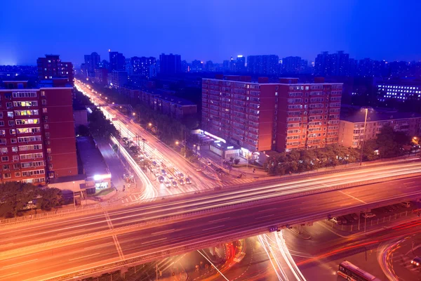 Stadtverkehr auf dem Viadukt in der Nacht — Stockfoto