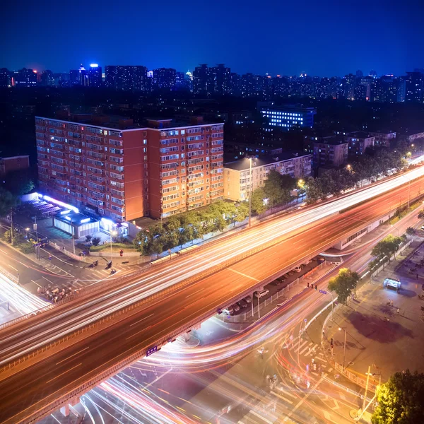 Traffico notturno sul viadotto — Foto Stock
