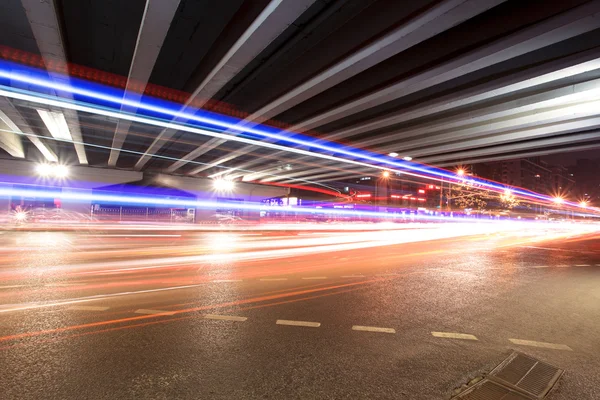 Licht paden onder het viaduct — Stockfoto