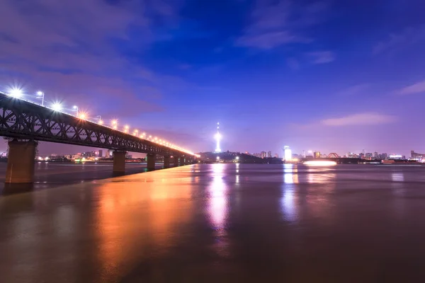 Wuhan, Cina pada malam hari — Stok Foto