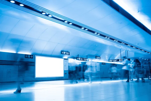 Reklam skärmen i tunnelbanestation — Stockfoto