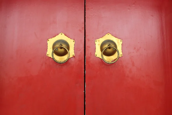 Röda dörren och dörren PATTAR — Stockfoto