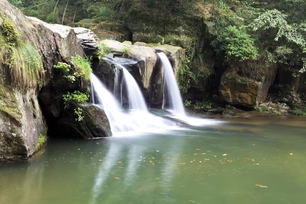 Wasserfall im schwarzen Drachenbecken in üppiger Natur — Stockfoto