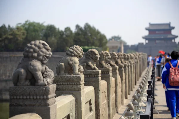 Stenen leeuw op de lugouqiao in Peking — Stockfoto