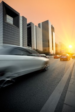 alacakaranlıkta trafik modern sokak