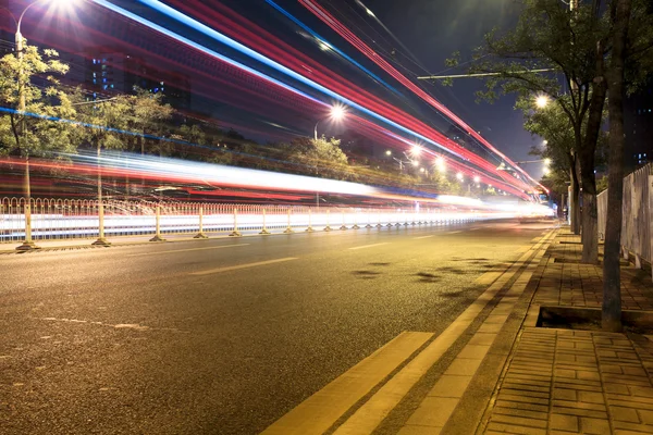 Nacht verkeer op straat — Stockfoto
