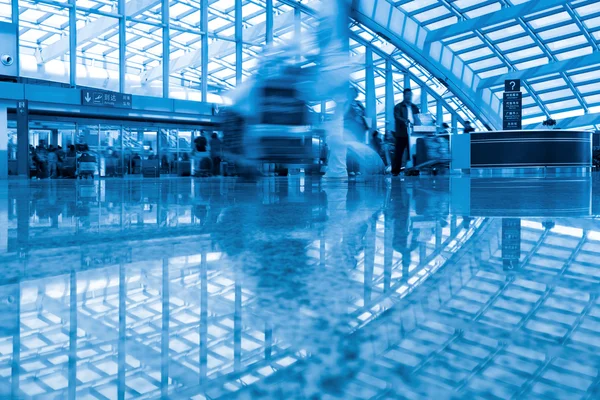 Passagerare gå i flygplatsterminalen — Stockfoto