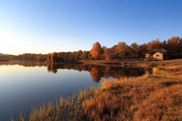 Tranquil lake in autumn — Stock Photo, Image