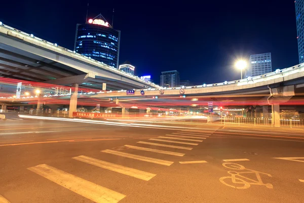 Escena nocturna de beijing puente de comercio internacional — Foto de Stock