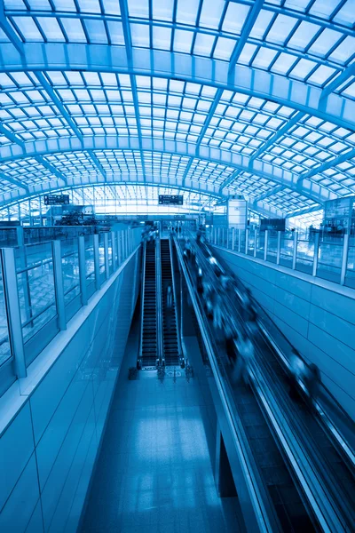 Эскалатор в столичном аэропорту Лицензионные Стоковые Фото