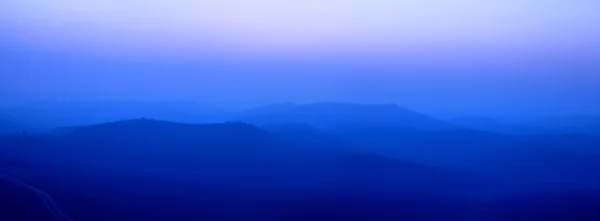 Montagne a cresta larga blu — Foto Stock