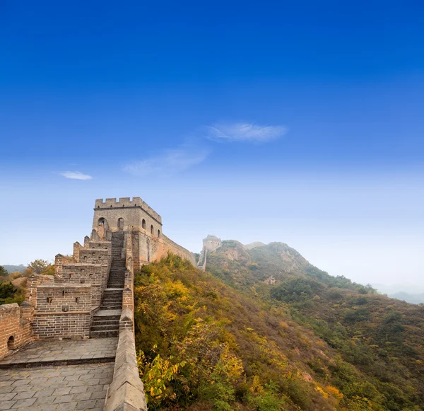 Velká čínská zeď pod modrou oblohou — Stock fotografie