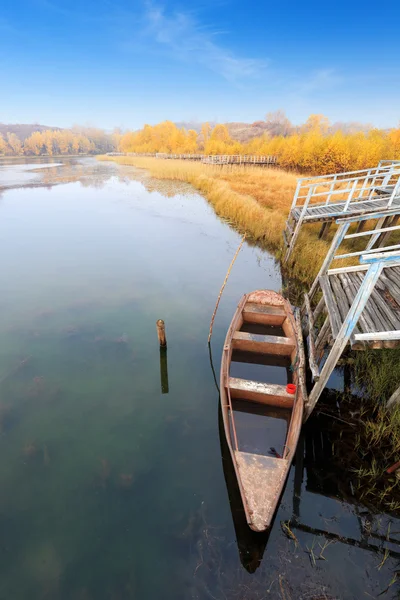 Höstens sjö och båt — Stockfoto