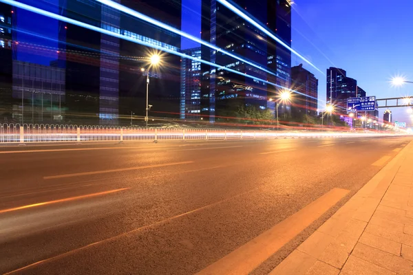 As trilhas de luz na rua em Pequim — Fotografia de Stock