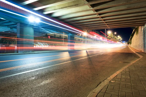 Spår av ljus genom viadukten — Stockfoto