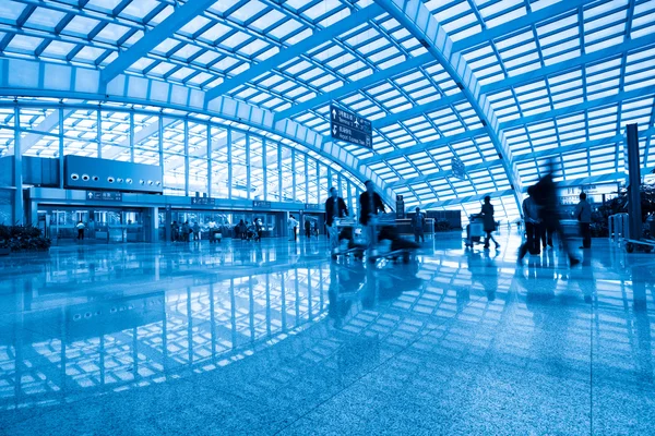 Passagerare i inre av flygplatsen — Stockfoto