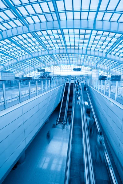 Эскалатор в современном метро — стоковое фото