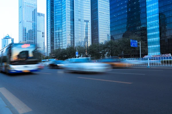 Moderne stad straat met voertuig motion blur — Stockfoto