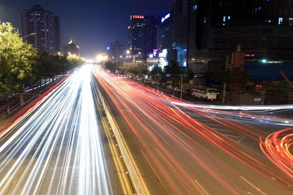 Sentieri leggeri durante il traffico nelle ore di punta di notte — Foto Stock