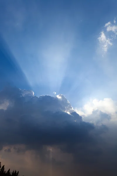 Прекрасне блакитне небо, сонячні промені і хмари — стокове фото