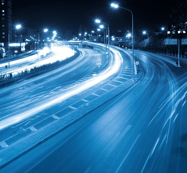 Nacht verkeer in moderne stad — Stockfoto