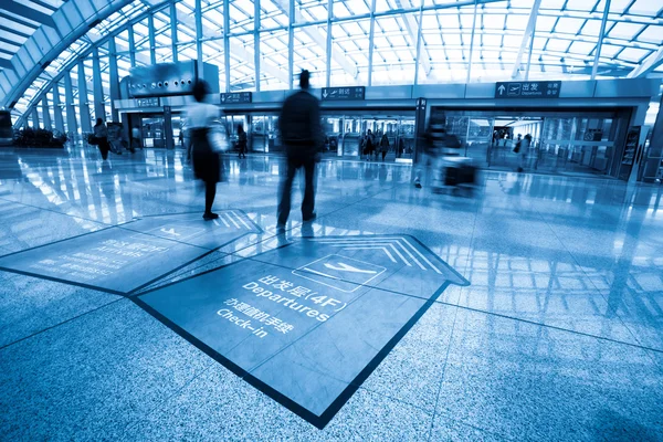 Passagier im Inneren des Flughafens — Stockfoto