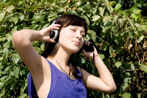 Dívka poslech hudby ve sluchátkách — Stock fotografie