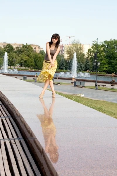 Городская девочка гуляет на свежем воздухе — стоковое фото