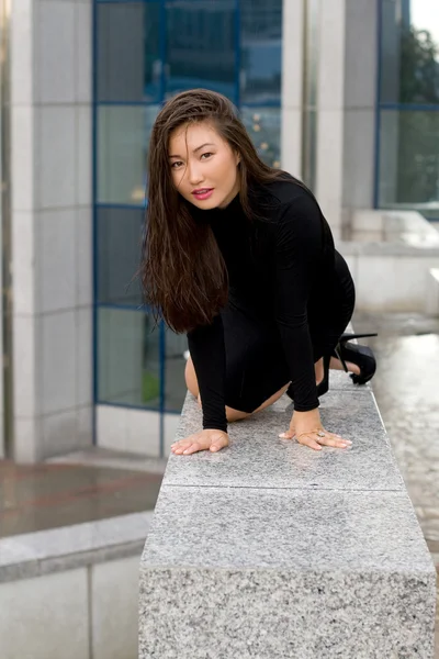 Sexy Mädchen im schwarzen Kleid spazieren in der Stadt — Stockfoto