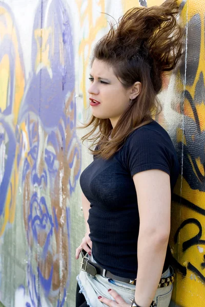Punk ragazza a piedi all'aperto — Foto Stock