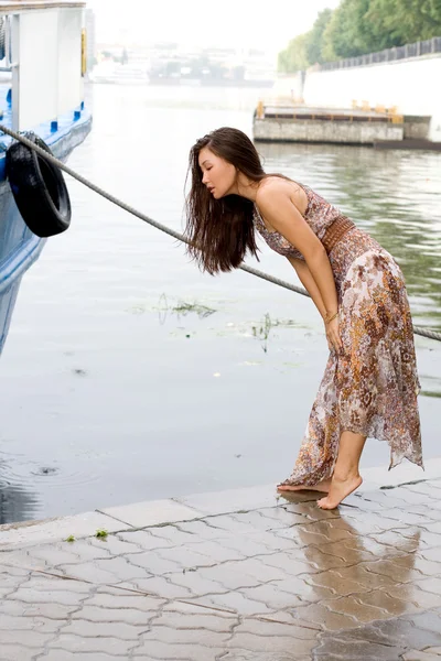 Vacker flicka gå nära floden — Stockfoto