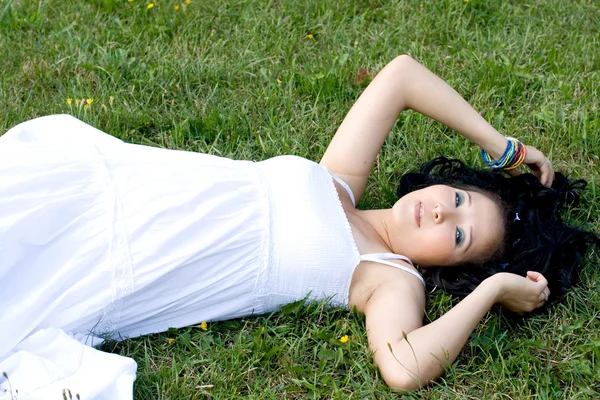 美丽的怀孕女孩躺在草地上 — 图库照片