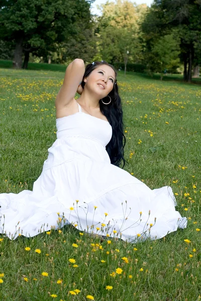 Piękna dziewczyna w ciąży, siedząc na trawie — Zdjęcie stockowe