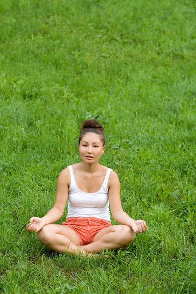 Ragazza che medita nel parco — Foto Stock