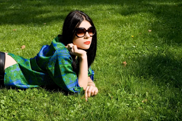 Mädchen liegt auf Gras im Park — Stockfoto