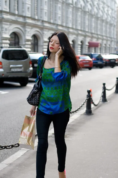 Ciudad chica caminando al aire libre —  Fotos de Stock