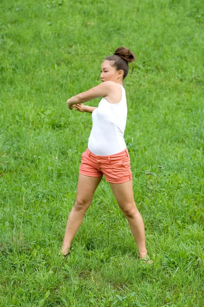 Chica haciendo ejercicios en el parque —  Fotos de Stock