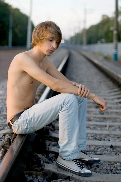 英俊的男人走在铁轨附近 — 图库照片