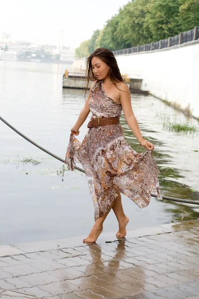 川の近く歩く美しい少女 — ストック写真