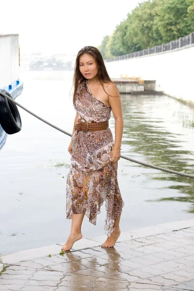 Hermosa chica caminando cerca del río —  Fotos de Stock