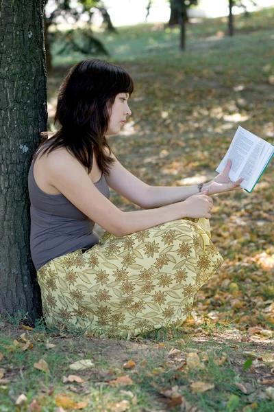 Ragazza lettura libro nel parco — Foto Stock